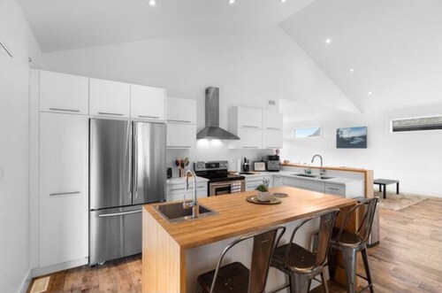 Charming 3-bedroom house with AC, WiFi in quaint Lyons. Tranquil Getaway