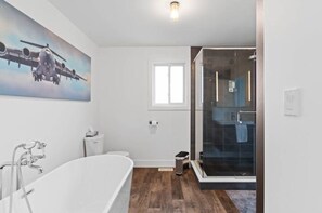 Secador de cabelo, toalhas de banho, sabonete, papel higiênico