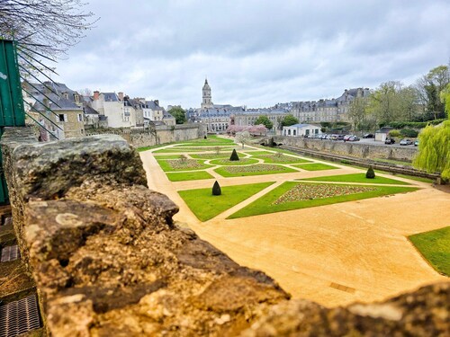 A pas de tout, historic center, train, parking