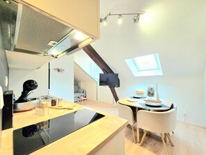 Réfrigérateur, four à micro-ondes, un four, cafetiÚre-théiÚre