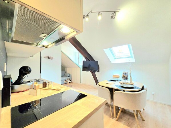 Refrigerador, microondas, horno y cafetera y tetera 