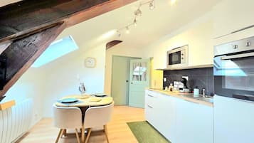 Een koelkast, een microgolfoven, een oven