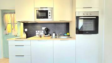 Een koelkast, een microgolfoven, een oven
