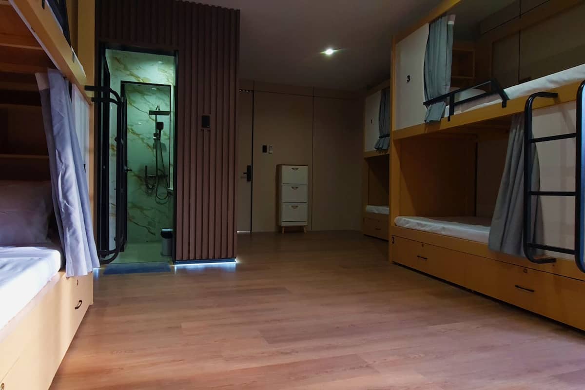 Dortoir Partagé, femmes uniquement, balcon