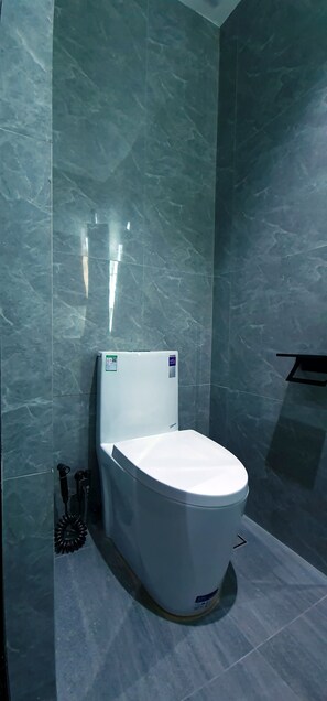 Dormitorio compartido, solo para hombres | Baño | Regadera, regadera tipo lluvia, bidet, toallas