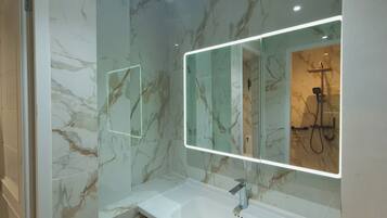Shared Dormitory, Mixed Dorm | Bathroom | Shower, rainfall showerhead, bidet, towels