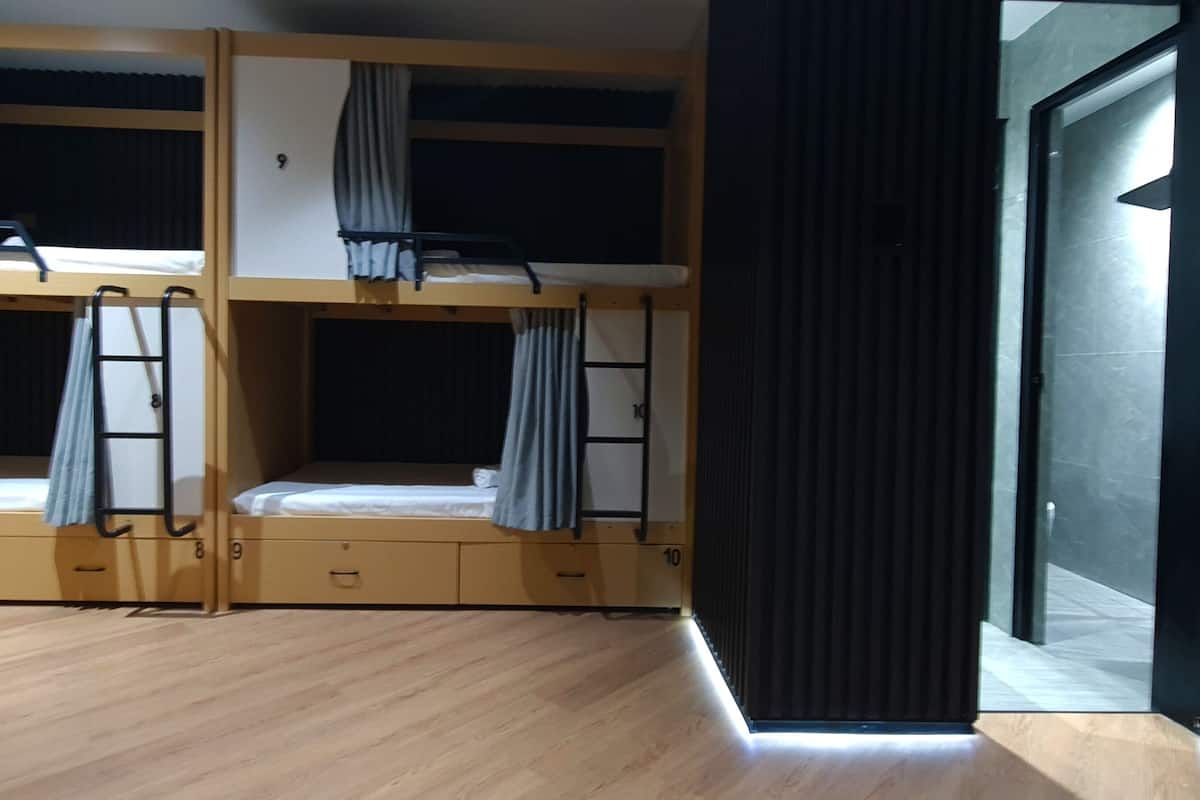 Dortoir Partagé, hommes uniquement