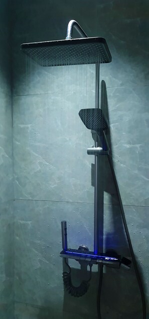 Ducha, cabezal de ducha tipo lluvia, bidet, toallas
