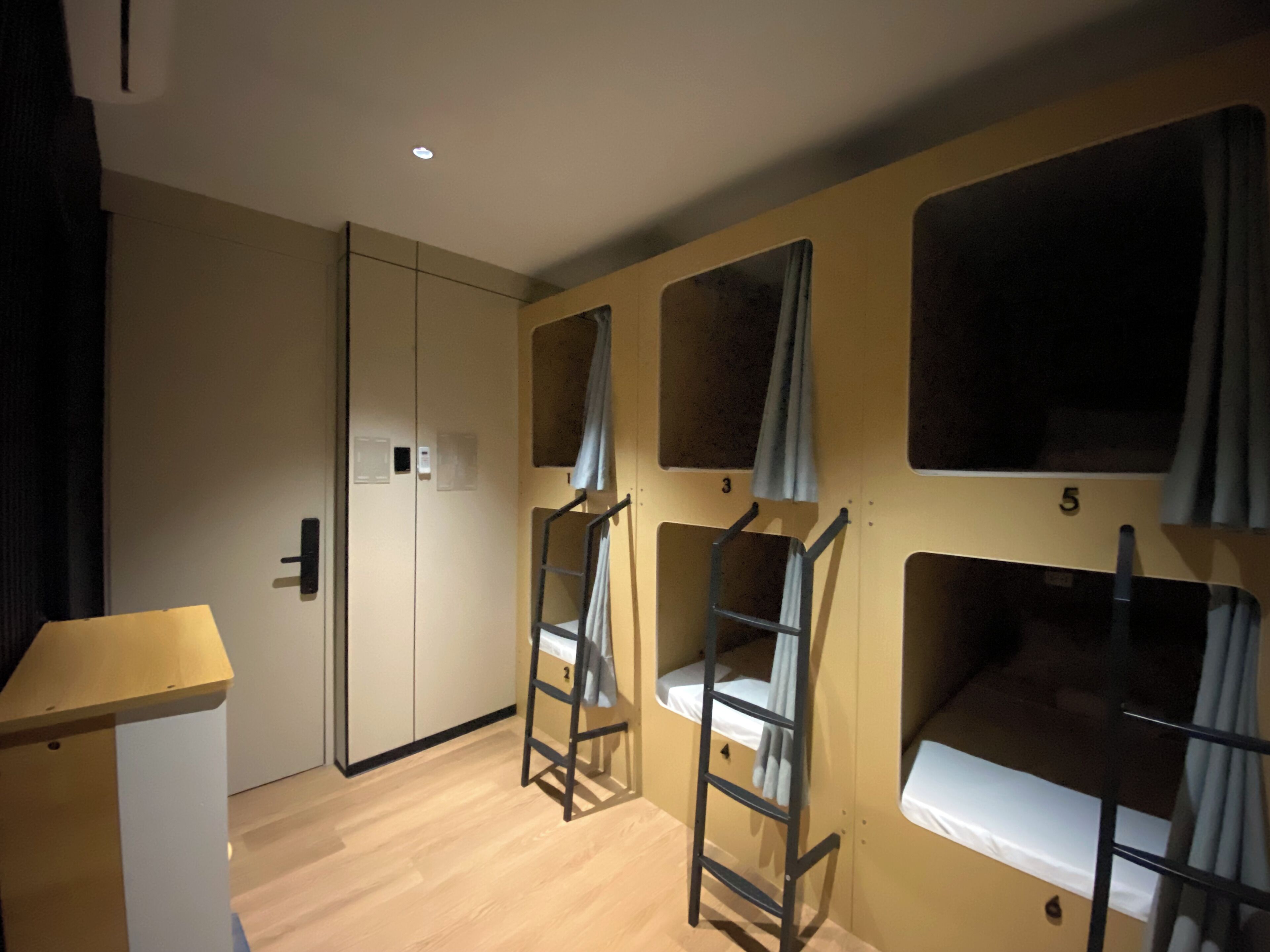 Dortoir Partagé, hommes uniquement