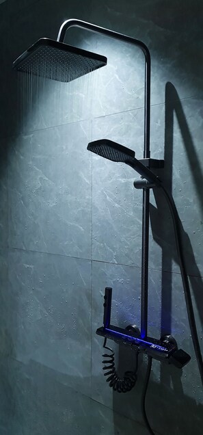 共同ドミトリー 男性限定 | バスルーム | シャワー、レインフォールシャワー、ビデ、タオル