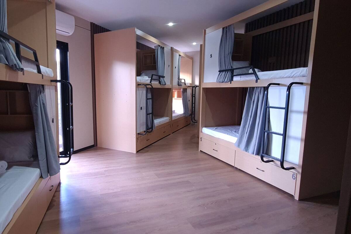 Asrama Umum, hanya perempuan, balkon | Seprai premium, Wi-Fi gratis, dan seprai linen