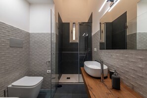 Bruser, hårtørrer, bidet