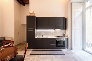 Frigorífico, microondas, horno y placa de cocina