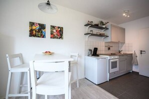 Frigorífic, forn, placa de cuina i cafetera i tetera 