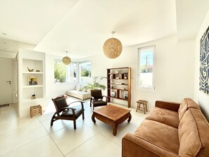 TV, mesa de pingue-pongue, livros