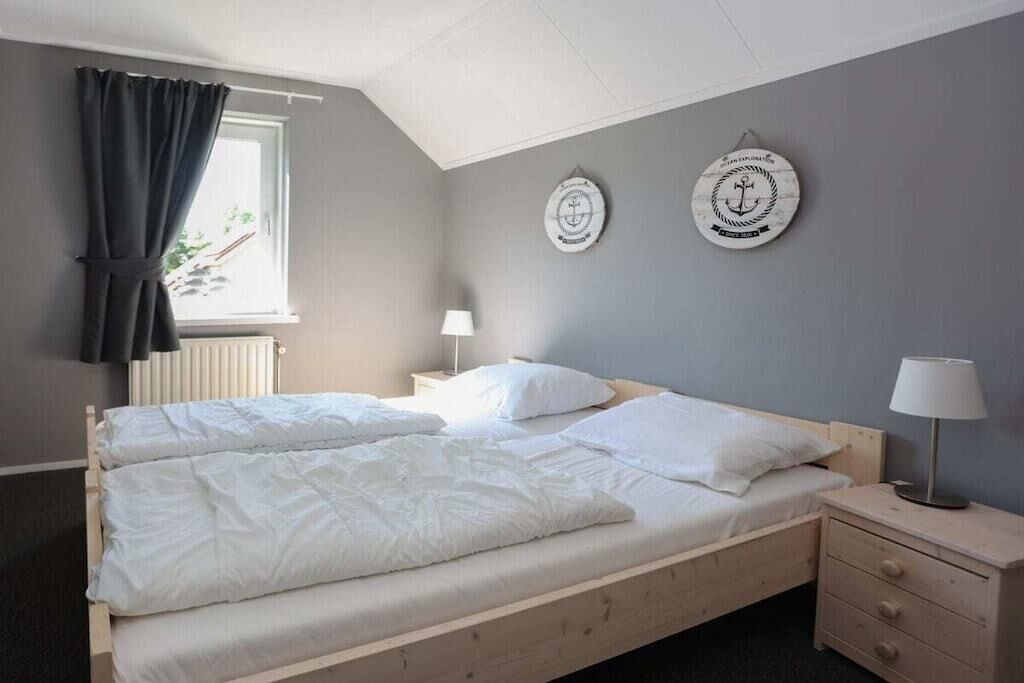 Escritorio, tabla de planchar con plancha y wifi gratis 