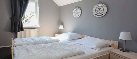 Skrivebord, strykejern/-brett og wi-fi (inkludert)