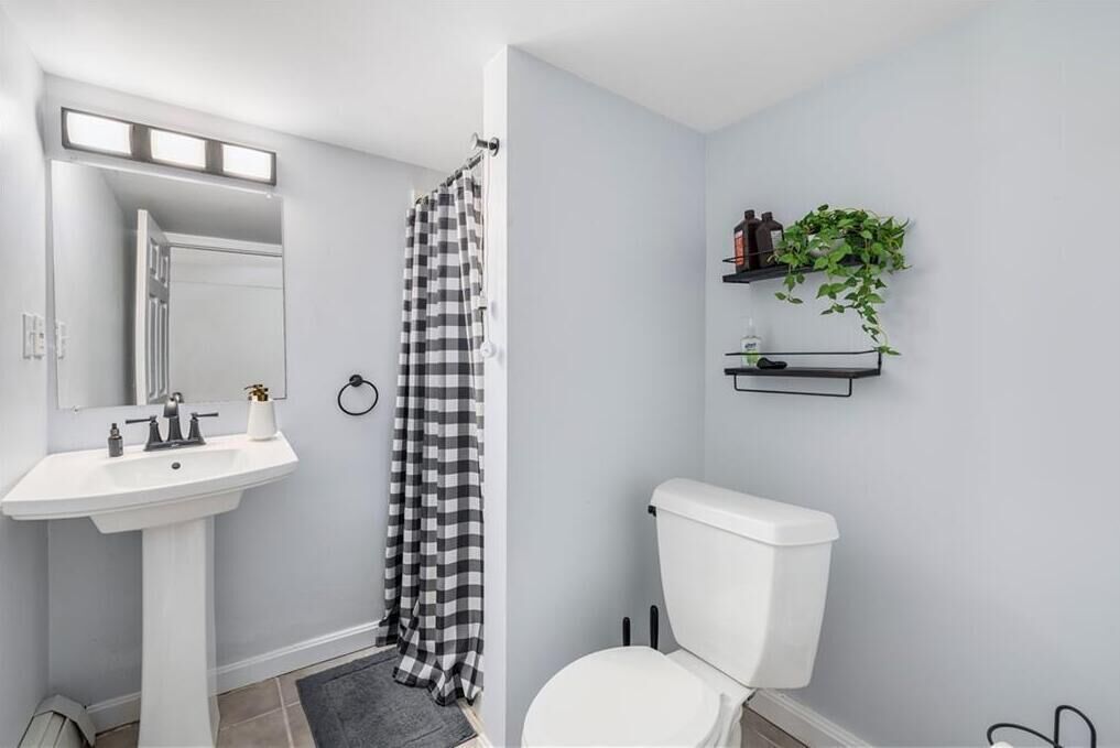 Sèche-cheveux, serviettes fournies, savon, papier toilette