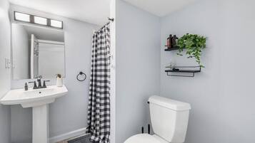 Sèche-cheveux, serviettes fournies, savon, papier toilette