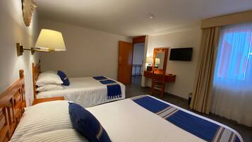 Junior-Suite, 2 Doppelbetten | Verdunkelungsvorhänge, Bügeleisen/Bügelbrett, Bettwäsche