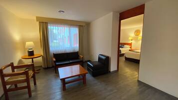 Junior Suite, 2 Katil Kelamin (Double) | Ruang tamu | 32 inci televisyen skrin rata dengan kabel, bola sepak meja