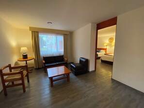 Junior Studio Suite | Living area | 32-inch flat-screen TV with cable channels, foosball