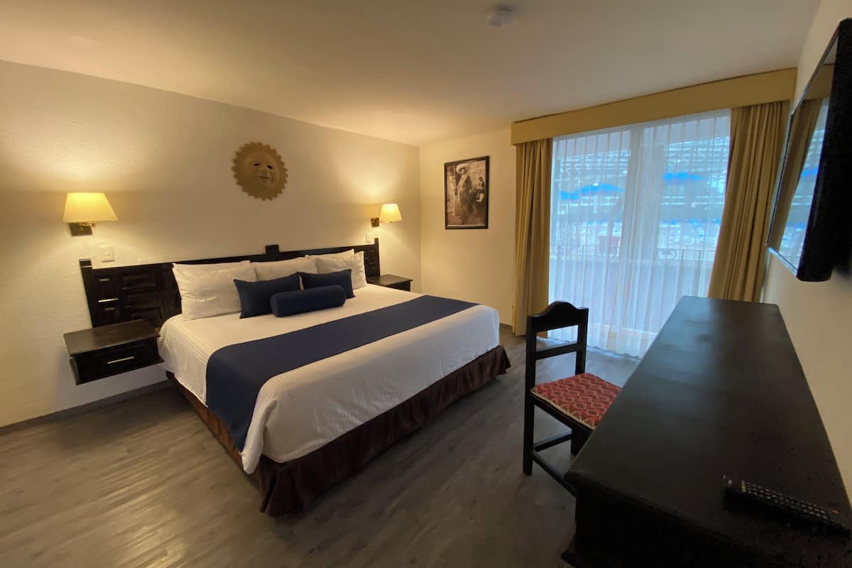 Junior Studio Suite | Iron/ironing board, bed sheets