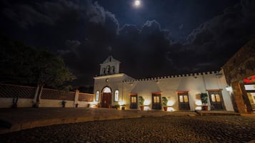 Vista frontal de la propiedad por la tarde o noche