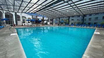 Innenpool, geöffnet von 08:00 Uhr bis 20:00 Uhr, Sonnenschirme