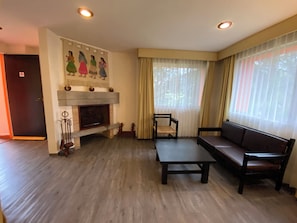 Junior Studio Suite | Living area | 32-inch flat-screen TV with cable channels, foosball