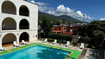 Ulkouima-allas avoinna 8.00–20.00, aurinkotuoleja