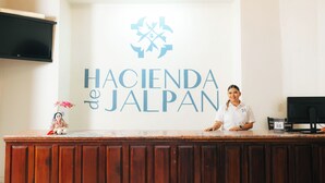 A reception desk with a sign reading "Hacienda de Jalisco". - Hotel Hacienda de Jalpan (Jalpan de Serra)