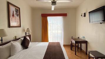 Habitación estándar, 1 cama King size, para no fumadores, vista a la ciudad | Escritorio, cortinas blackout, wifi gratis y ropa de cama