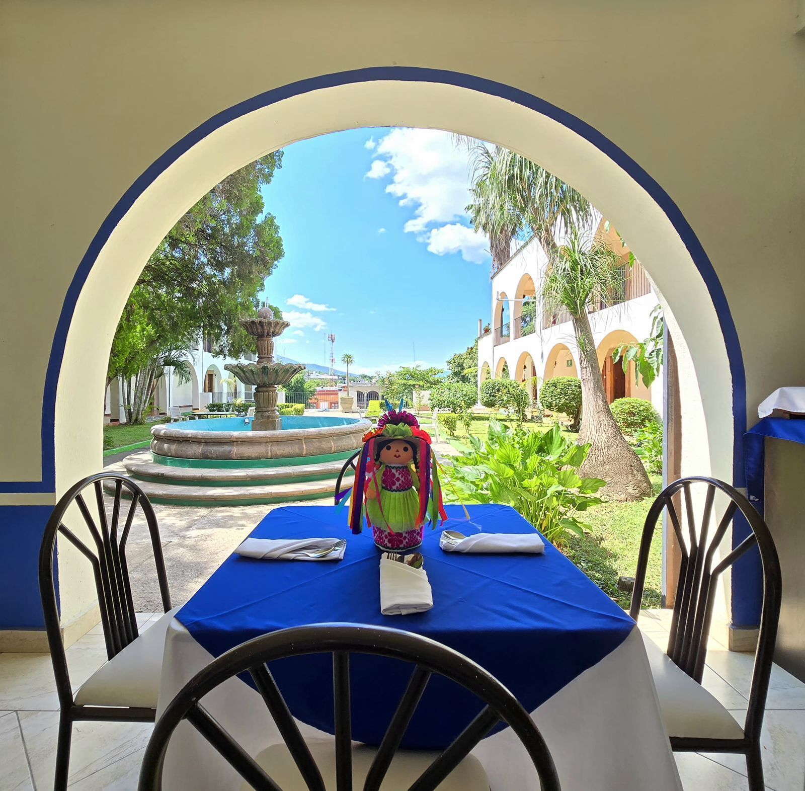 Petit déjeuner, déjeuner et dîner servis sur place