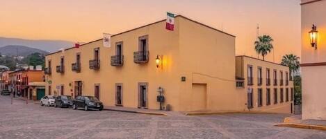 Vista frontal de la propiedad