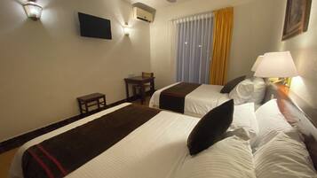 Habitación doble, vistas a la ciudad | Escritorio, cortinas opacas, wifi gratis y ropa de cama