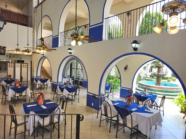 供应早餐、午餐和晚餐