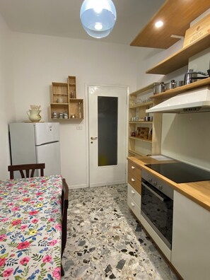 Micro-ondes, four, plaque de cuisson, lave-vaisselle
