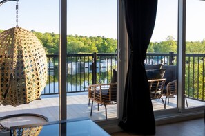 Interior - Le Citronnier, vue sur l'eau (Magog)