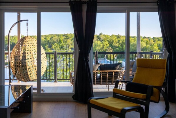 Interior - Le Citronnier, vue sur l'eau (Magog)