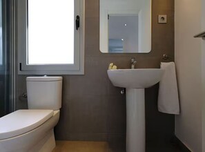 Dusche, Haartrockner, Bidet, Handtücher