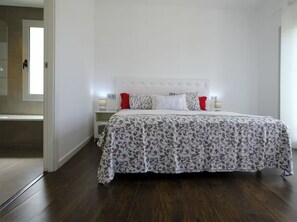 5 chambres, fer et planche à repasser, Wi-Fi, draps fournis