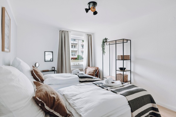 1 habitación, escritorio, tabla de planchar con plancha y cuna de viaje