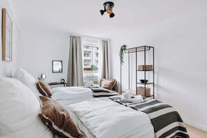 1 slaapkamer, een bureau, een strijkplank/strijkijzer, reisbedje