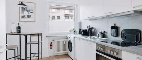 Køleskab, mikrobølgeovn, ovn, kogeplade