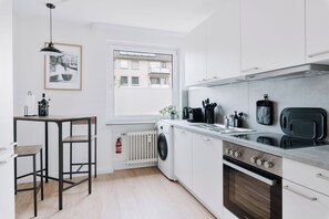 Kjøleskap, mikrobølgeovn, ovn og kokeplater