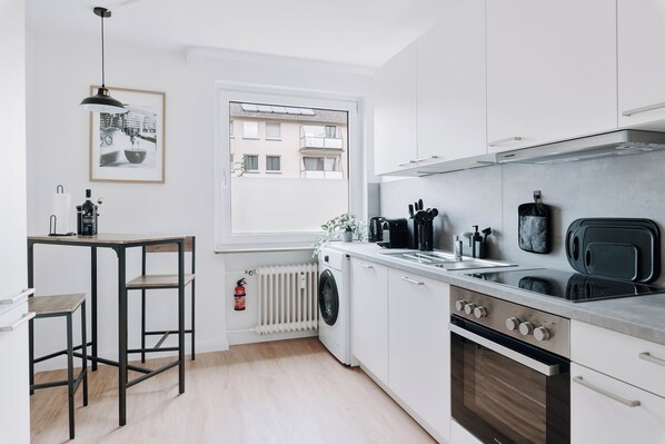 Kühlschrank, Mikrowelle, Ofen, Herdplatte