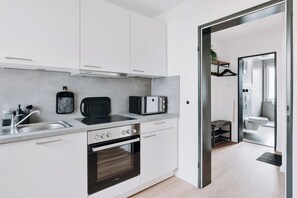 Een koelkast, een magnetron, een oven, een kookplaat