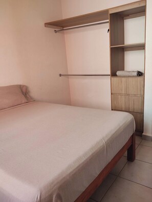 2 habitaciones, escritorio, tabla de planchar con plancha y wifi gratis 