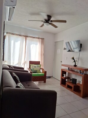 Smart TV, computer monitors - 8 minutes from the beach! Family apartment with pool & gardens in private gated community (Acapulco de Juárez)